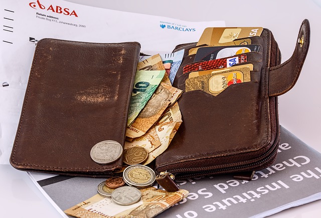 Brieftasche mit Geld und Kreditkarte.