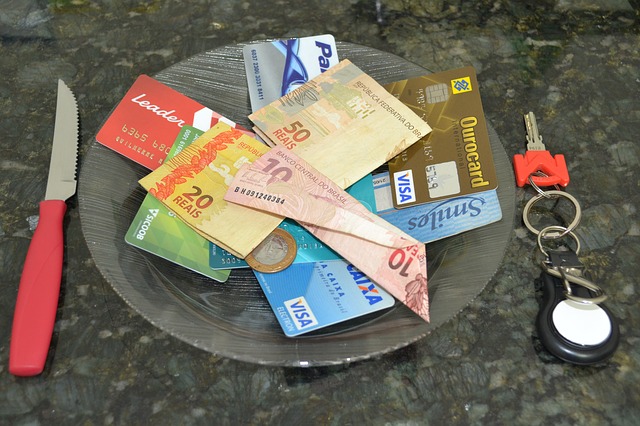 GEld auf Teller: Da 90 Tage Zahlungsverzug die wahren Kreditscore-Killer sind, sollten Sie einen 90-tägigen Zahlungsverzug unter allen Umständen vermeiden.