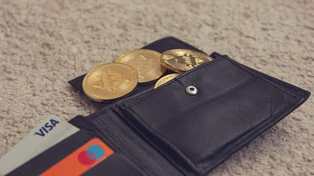 Kreditkarte und Bitcoin.